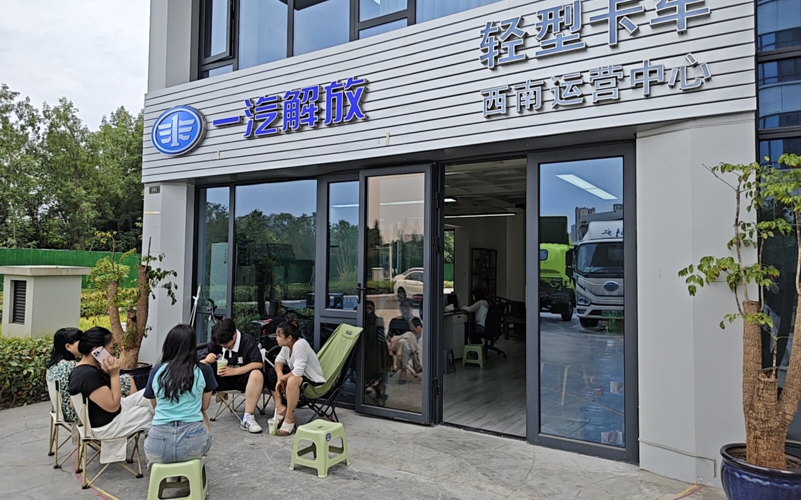 成都新三程公司门头和车辆展示