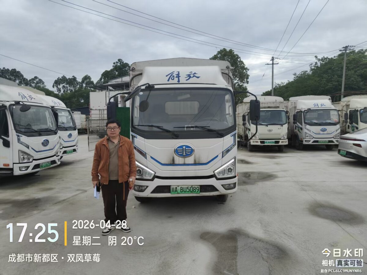 司机提车合影