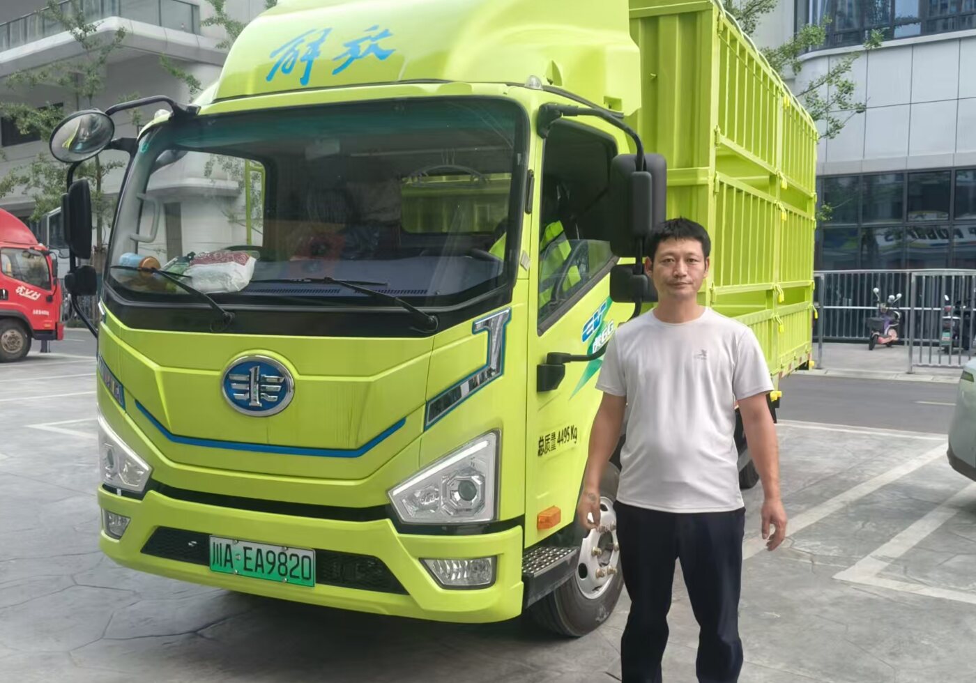 新能源货车司机合作和交车现场