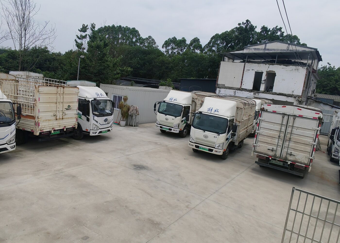 新能源货车库存场地展示