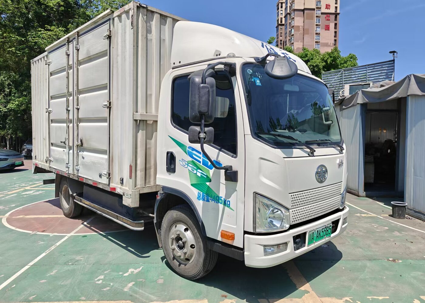 二手新能源货车场地停放展示